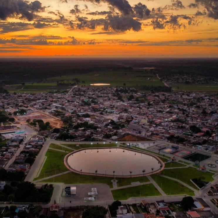 Vista aérea da Lagoa Augusto Ruschi ao pôr do sol em Pedro Canário