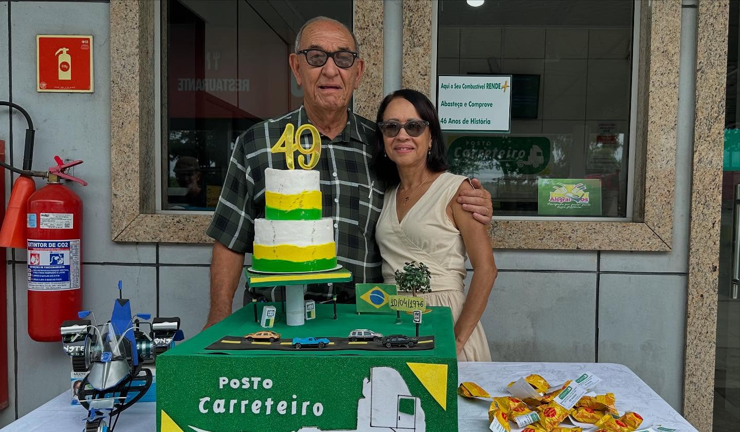 Márcio Salgado, fundador do Posto Carreteiro, com sua esposa na comemoração de aniversário do posto.